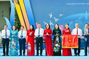 UBND TPHCM tặng Cờ truyền thống cho Sở GD-ĐT TPHCM. Ảnh: VIỆT DŨNG