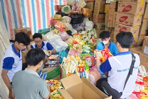 ĐBSCL: Hàng trăm tấn hàng cứu trợ hướng về “khúc ruột” miền Trung