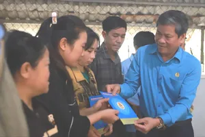 Phó Chủ tịch Tổng Liên đoàn Lao động Việt Nam Huỳnh Thanh Xuân trao hỗ trợ cho những công nhân chịu thiệt hại bởi thiên tai ở tỉnh Gia Lai, ngày 24-11. Ảnh: Tổng LĐLĐVN cung cấp