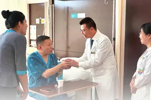 Các bác sĩ thăm khám, động viên bệnh nhân