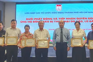 Liên hiệp các tổ chức hữu nghị TPHCM đóng góp cứu trợ đồng bào vùng lũ