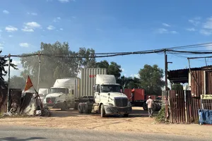 Bát nháo bãi đỗ xe không phép trên đường Nguyễn Du