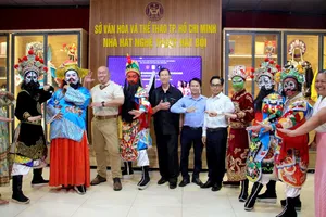 Các đại biểu dự chương trình cùng lưu lại khoảnh khắc gặp gỡ thân tình tại Nhà hát Nghệ thuật Hát Bội TPHCM. Ảnh: THÚY BÌNH