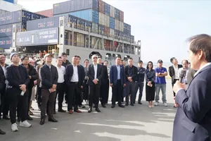 Các đại biểu tham quan, khảo sát hạ tầng logistics của Đà Nẵng trong sáng 28-11. Ảnh: XUÂN QUỲNH