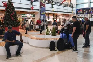 Hành khách tại sân bay quốc tế Maiquetía Simón Bolívar. Ảnh: XINHUA 