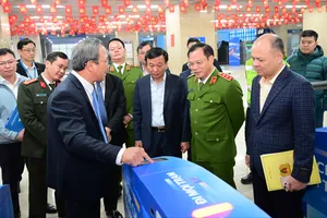 Hành khách trải nghiệm kiểm soát vé tự động