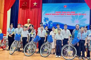 Ngày 6-12, Hội Bảo trợ người khuyết tật và trẻ mồ côi TPHCM phối hợp các đơn vị, nhà hảo tâm chăm lo cho trẻ khuyết tật, mồ côi nhân Ngày Quốc tế Người Khuyết tật 3-12