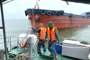 Tàu hàng Tuấn Kiệt 68 nặng 1.500 tấn bất ngờ hỏng máy, tuột neo và trôi ra cửa vịnh Đà Nẵng