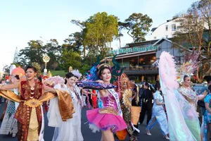 Rộn ràng đường phố khu trung tâm "xứ sở ngàn hoa"