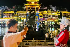 Khách tham quan Phượng Hoàng Cổ trấn (Hồ Nam, Trung Quốc)