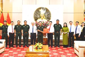 Lãnh đạo TPHCM chúc mừng Ngày truyền thống Lực lượng vũ trang Quân khu 7