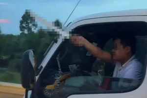 Tài xế cầm dao đe dọa trên cao tốc bị phạt 6,5 triệu đồng