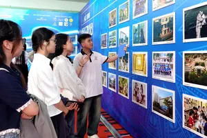 Sinh viên Trường ĐH Văn hóa TPHCM thích thú thưởng lãm các bức ảnh tham gia cuộc thi ảnh đẹp “Văn hóa trong tôi”. Ảnh: THÚY BÌNH