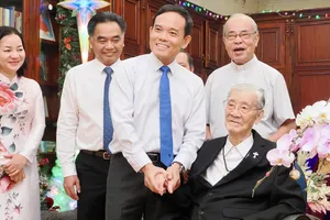 Đồng chí Trần Lưu Quang, Bí thư Trung ương Đảng, Bí thư Thành ủy TPHCM thăm, chúc mừng Giáng sinh Đức Hồng y Gioan Baotixita Phạm Minh Mẫn tại Trung tâm Mục vụ Tổng Giáo phận TPHCM. Ảnh: HOÀNG HÙNG