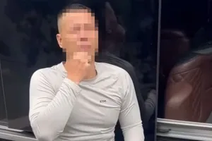 Người đàn ông được cho là tài xế xe ô tô, có biểu hiện không tỉnh táo sau vụ lật xe