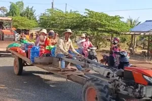 Người dân Campuchia khu vực gần đền Preah Vihear, sơ tán tránh giao tranh. Ảnh: AL JAZEERA