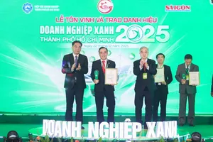 Ông Nguyễn Ngọc Thắng, Phó tổng giám đốc Saigon Co.op (đứng giữa) nhận chứng nhận danh hiệu Doanh Nghiệp Xanh do UBND TPHCM trao tặng. Ảnh HOÀNG HÙNG