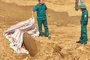 Quả bom do người dân phát hiện tại khu vực ven bờ sông Hẹ