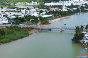 Sửa chữa cầu thép nối hai cồn ở trung tâm Nha Trang