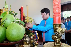 Chủ tịch LĐLĐ TPHCM Bùi Thanh Nhân dâng hương tưởng nhớ Chủ tịch Hồ Chí Minh và Chủ tịch Tôn Đức Thắng tại Bảo tàng Hồ Chí Minh - Chi nhánh TPHCM. Ảnh: NHẬT HOÀNG