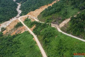 Thông xe đèo Khánh Lê vào ban ngày