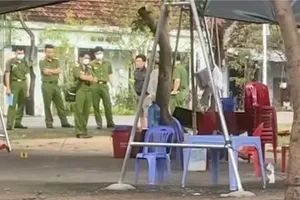 Công an kiểm tra hiện trường vụ việc. Ảnh: VẠN NINH