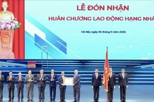 Tổng Bí thư Tô Lâm trao tặng Huân chương Lao động hạng Nhất cho Bộ GD-ĐT tại Lễ kỷ niệm 80 năm truyền thống ngành giáo dục được tổ chức cùng với Lễ khai giảng năm học mới vào sáng 5-9.