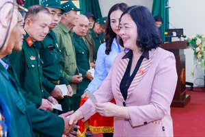 Đồng chí Bùi Thị Minh Hoài, Ủy viên Bộ Chính trị, Bí thư Trung ương Đảng, Chủ tịch Ủy ban Trung ương MTTQ Việt Nam tặng quà cho cựu chiến binh Hà Nội