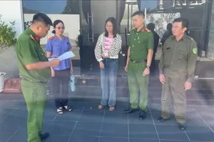 Lực lượng chức năng đọc lệnh bắt giữ Nguyễn Thị Kim Anh. Ảnh: CATĐN