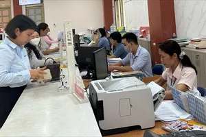 Người dân đến liên hệ làm việc tại UBND phường Tân Bình, TPHCM. Ảnh: THANH HIỀN