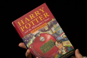  Ấn bản đầu tiên của bộ sách Harry Potter ra mắt lần đầu năm 1997, hiện cuốn in đầu tiên của NXB đang được rao bán với giá khoảng 1,5 tỷ đồng.​