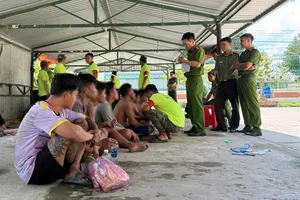 Lực lượng công an làm việc với các học viên đã được truy tìm. Ảnh: TIẾN DŨNG
