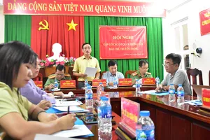 Ông Trương Hữu Tiền, Giám đốc Ban Quản lý khu du lịch quốc gia Núi Sam thông tin với các cơ quan thông tấn, báo chí tại cuộc họp. Ảnh: NAM KHÔI