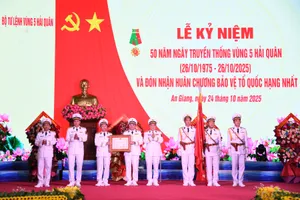 Thừa ủy quyền của Chủ tịch nước, Chuẩn Đô đốc Lê Bá Quân trao Huân chương Bảo vệ Tổ quốc hạng Nhất tặng Vùng 5 Hải quân. Ảnh: NAM KHÔI