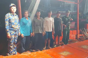 Lực lượng chức năng làm việc với các thuyền viên trên tàu KG 93437 TS để làm rõ hành vi vận chuyển dầu trái phép. Ảnh: Lực lượng biên phòng cung cấp.