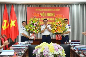 Tư lệnh Cảnh sát biển Việt Nam chúc mừng Thiếu tướng Trần Văn Lượng và Đại tá Đào Bá Việt.