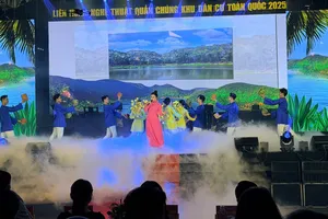 Chương trình nghệ thuật biểu diễn khai mạc liên hoan của các nghệ sĩ, diễn viên đến từ Trung tâm Văn hóa - Nghệ thuật tỉnh An Giang