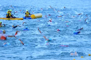 Vận động viên thi đấu ở nội dung bơi