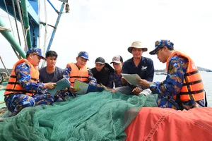 Đoàn công tác tuyên truyền, phổ biến kiến thức pháp luật cho ngư dân