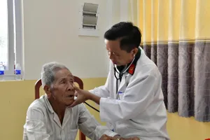 Bác sĩ Bệnh viện Quân y 121 khám bệnh cho người dân