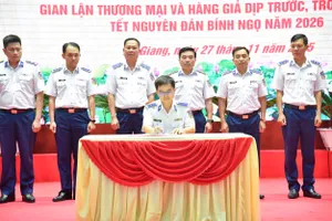 Đại diện các cơ quan, đơn vị trong toàn Bộ Tư lệnh Vùng ký kết giao ước thi đua