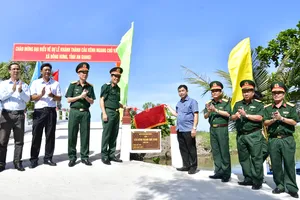 Lãnh đạo Quân khu 9 và đại diện chính quyền địa phương khánh thành cầu Kênh ngang Chủ Vàng (xã Đông Hưng)