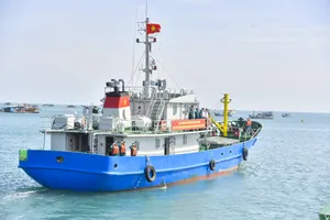 Cán bộ, chiến sĩ Hải đội dân quân thường trực tỉnh An Giang thực hành điều khiển tàu trên biển