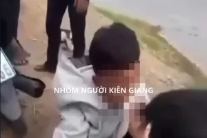 Nam sinh bị nhóm bạn nhét băng vệ sinh vào miệng. Ảnh cắt từ clip mạng xã hội
