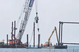 Công nhân khắc phục cáp ngầm 110kV Hà Tiên - Phú Quốc