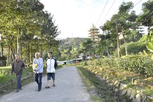 Du khách tham quan Núi Cấm (tỉnh An Giang)