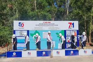 Các đại biểu thực hiện nghi thức khởi công