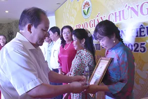 Ông Nguyễn Thanh Phong, Phó Chủ tịch Thường trực UBND tỉnh An Giang trao giấy chứng nhận sản phẩm công nghiệp nông thôn tiêu biểu cấp tỉnh đến các chủ cơ sở