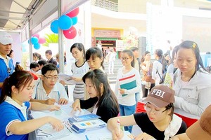 Many students seek job at the employment fair (Photo: SGGP)