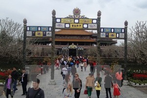 Tourists visit Hue Citadel (Source: VNA)